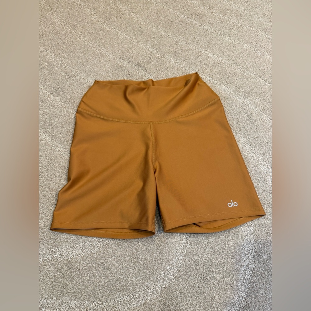 Alo Yoga Shorts M nwot